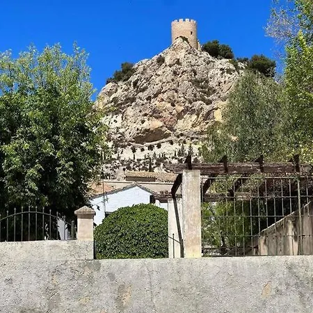 Rustic With Mountain & Castle Views And Pool Apartment